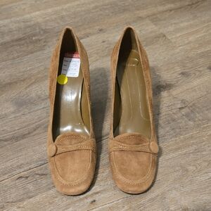 Bandolino Tan Suede Heels